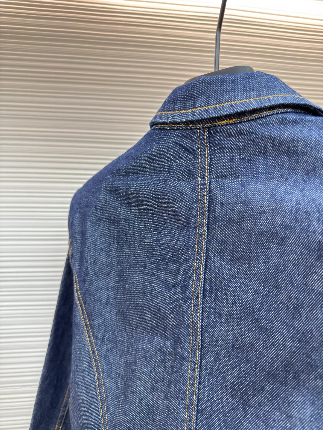 LOUIS VUITTON Dark blue logo cuffed denim jacket [Women's clothing] ●Authentic product: Purchased and developed by 18528 ●Item number: 1680635-B60 ●Fabric: Denim denim fabric ●Technology: Made on positioning cutting machine ●Version: Fitted version ●Weight: about 860 grams ●Size: 36-38-40 ●Description: Cut into a neat straight silhouette with deep-washed denim of the season. Contrasting topstitching outlines the classic structural lines, and the flanged edges reveal the Monogram printed interior, upgrading your daily look. The overall wiring is straight and delicate, the fabric is comfortable and soft, and the color is consistent without color difference. It can be matched with the same style to create a fashionable look and control various occasions. Customized accessories, complete with three standards, same style for men and women!